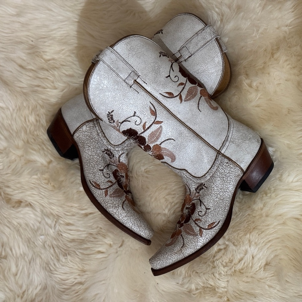 Floral Embroidered Women's Cowboy Boots